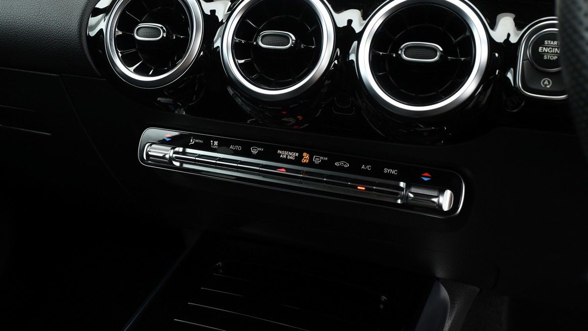 Mercedes-Benz GLA Image 11