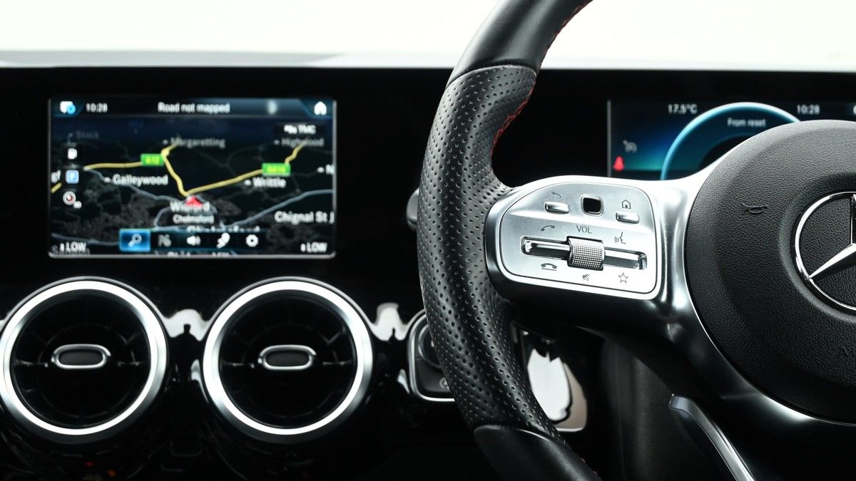 Mercedes-Benz GLA Image 14