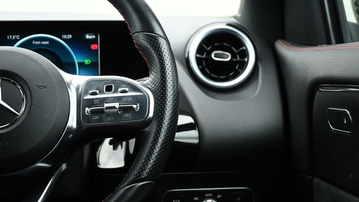Mercedes-Benz GLA Image 15