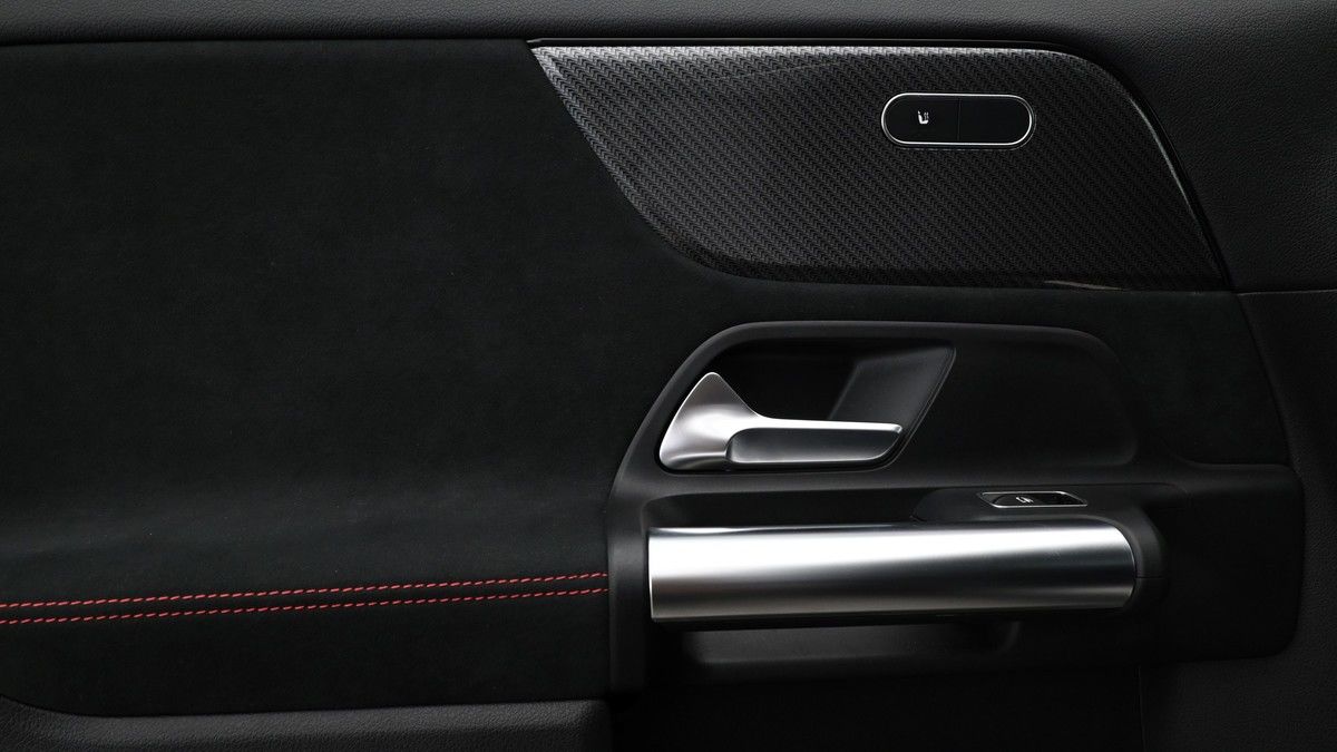 Mercedes-Benz GLA Image 12