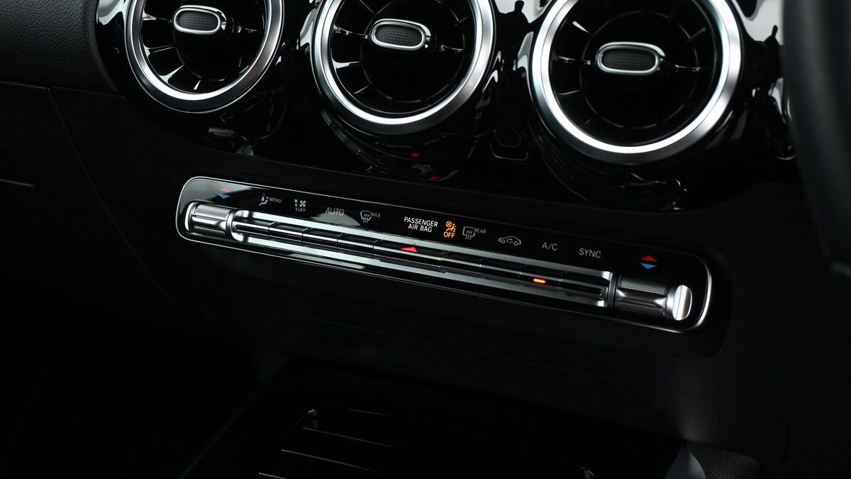 Mercedes-Benz GLA Image 11