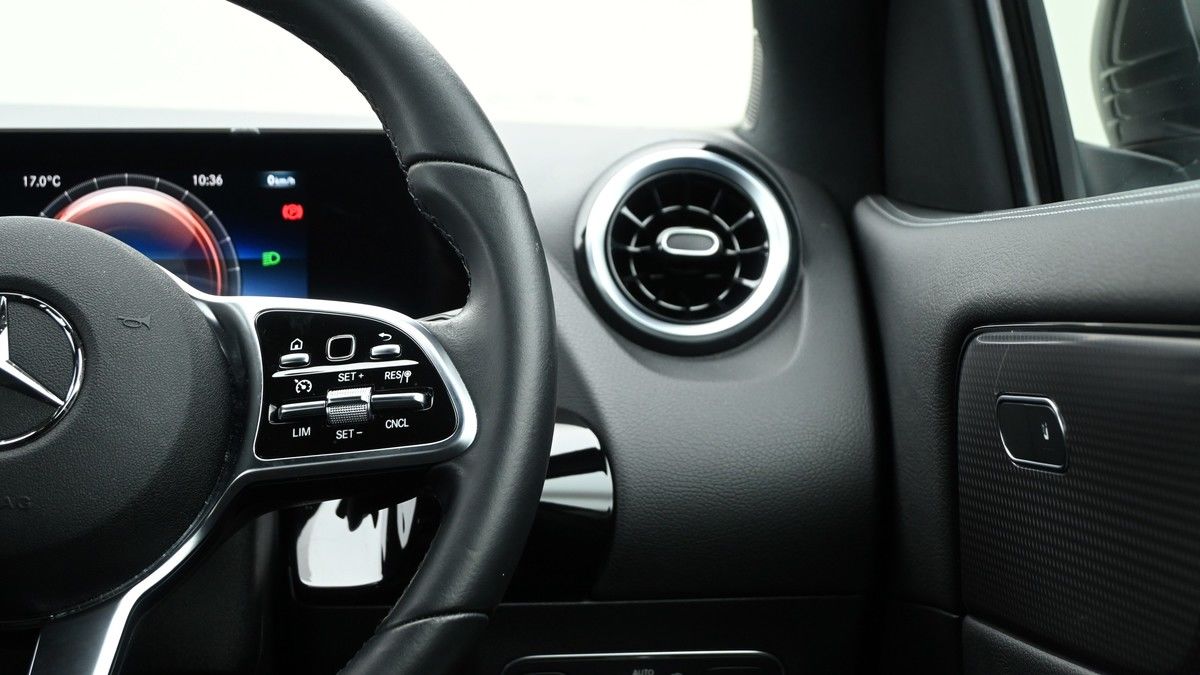 Mercedes-Benz GLA Image 15