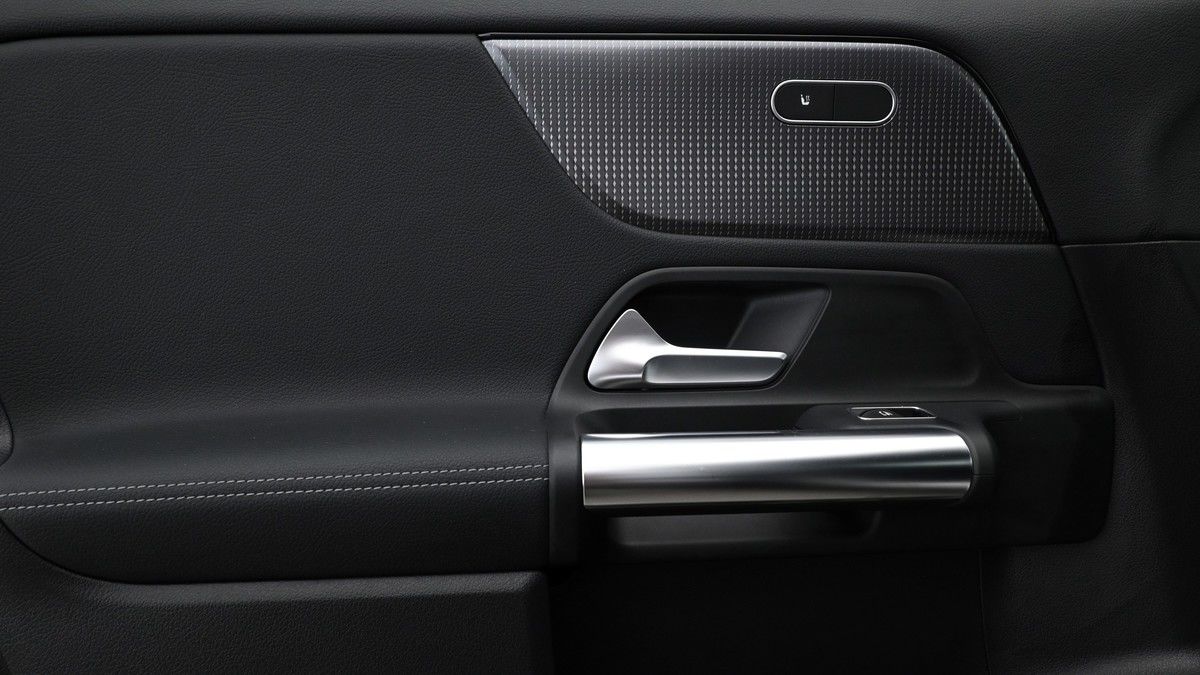 Mercedes-Benz GLA Image 12