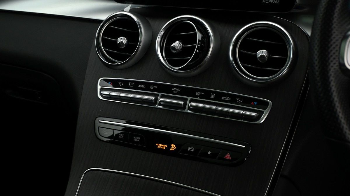 Mercedes-Benz GLC Image 12