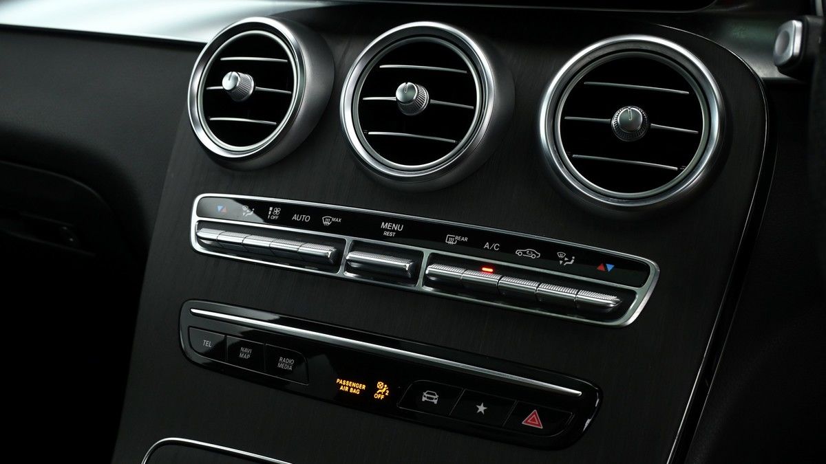 Mercedes-Benz GLC Image 12
