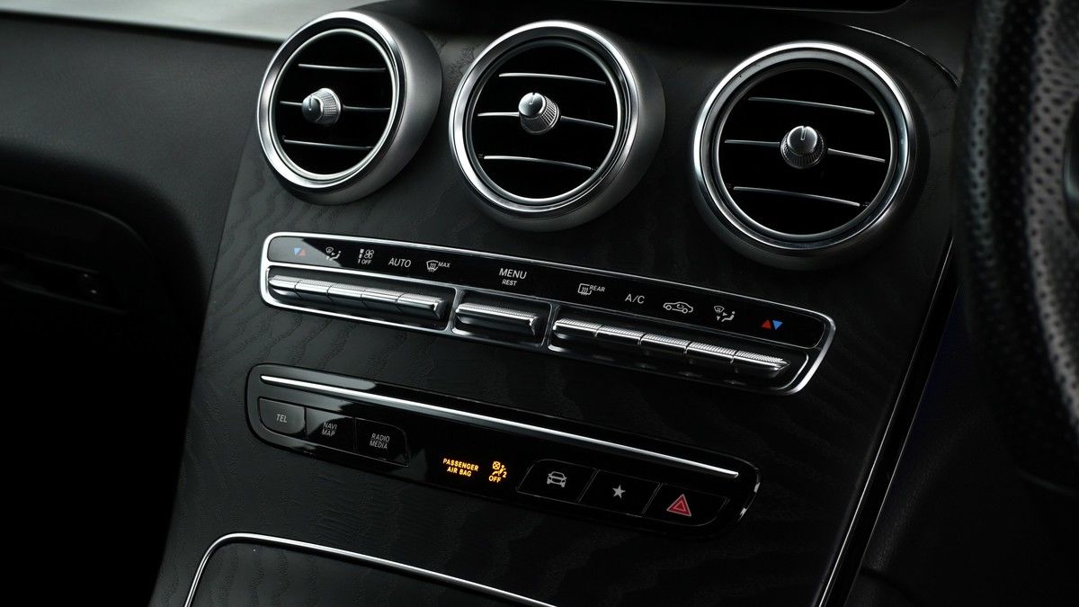 Mercedes-Benz GLC Image 11
