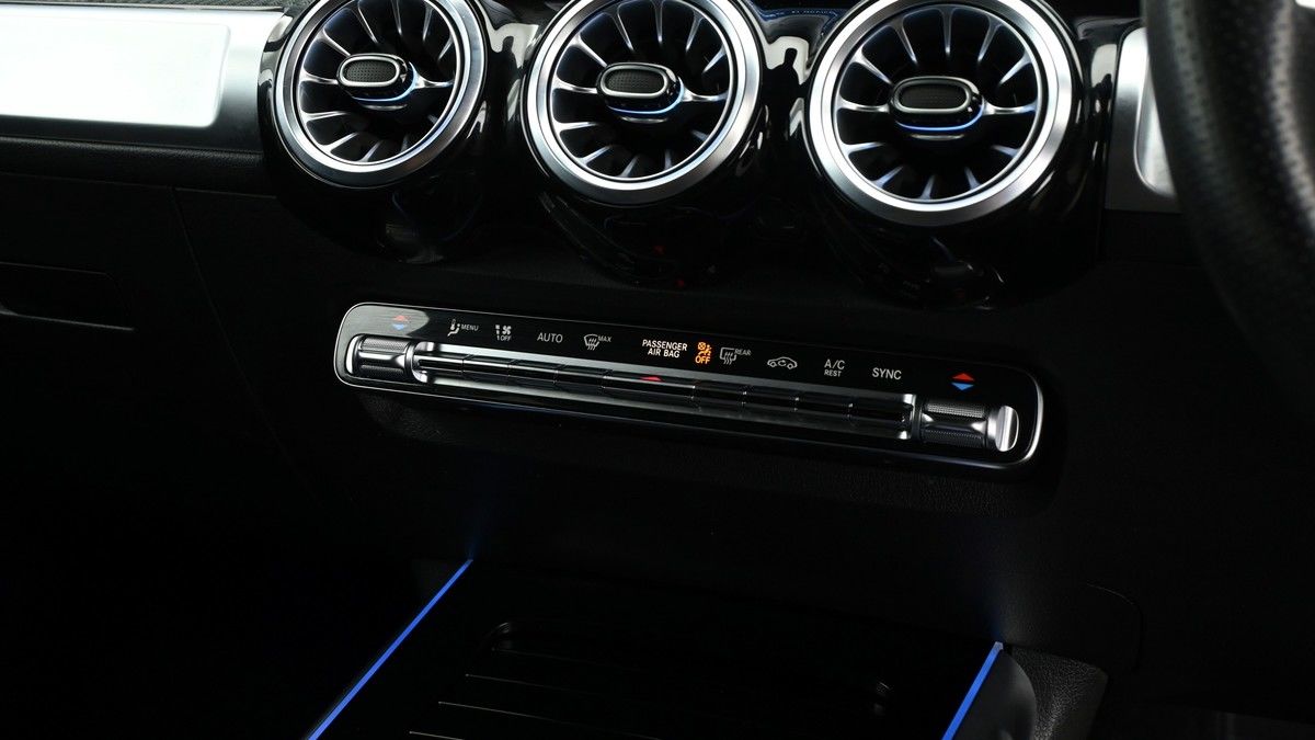 Mercedes-Benz GLB Image 11