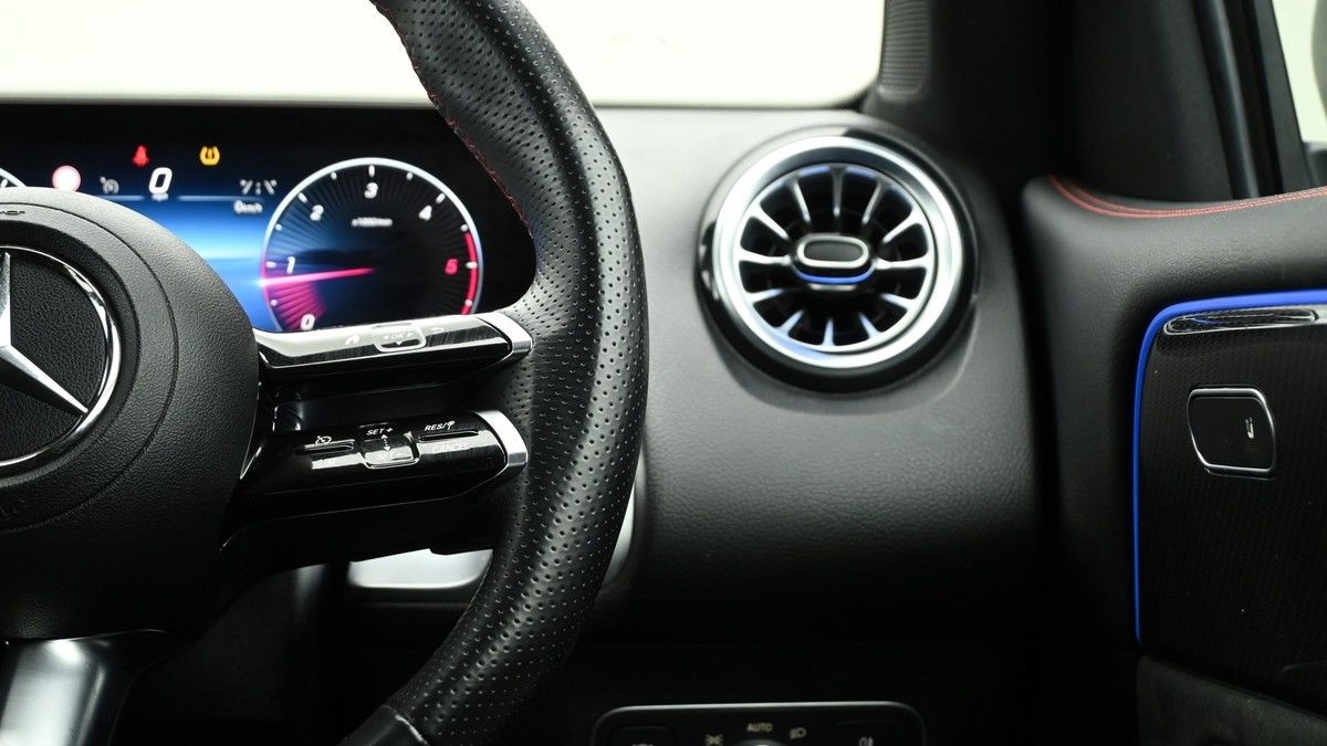 Mercedes-Benz GLB Image 15