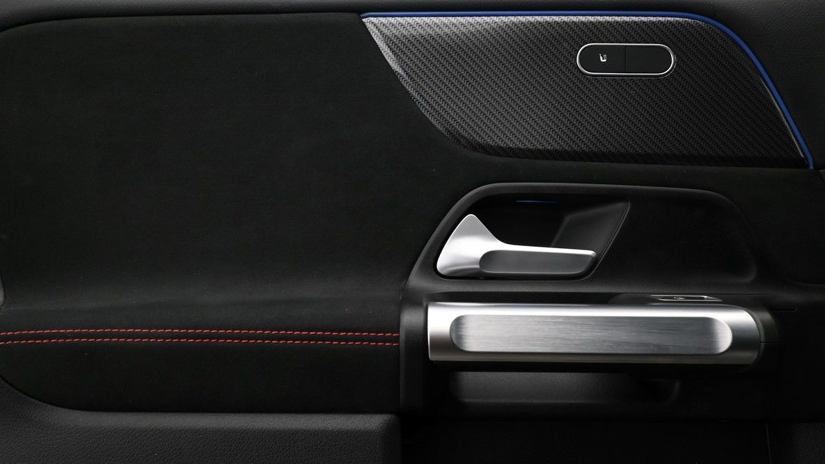 Mercedes-Benz GLB Image 12