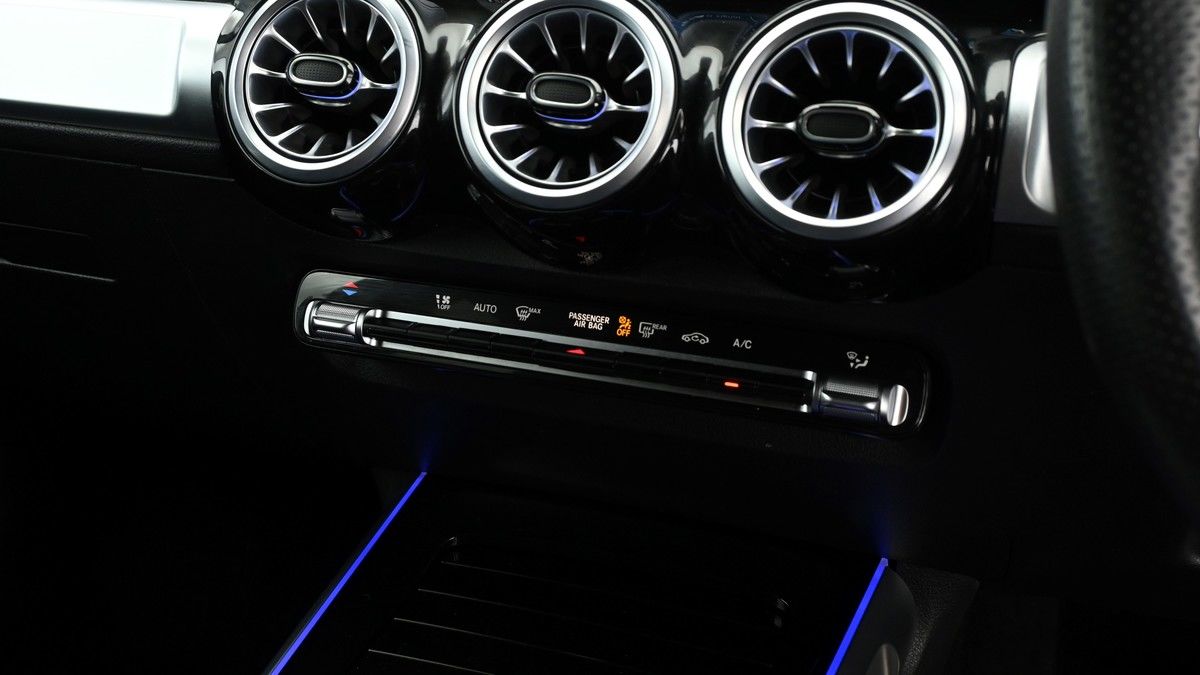 Mercedes-Benz GLB Image 11