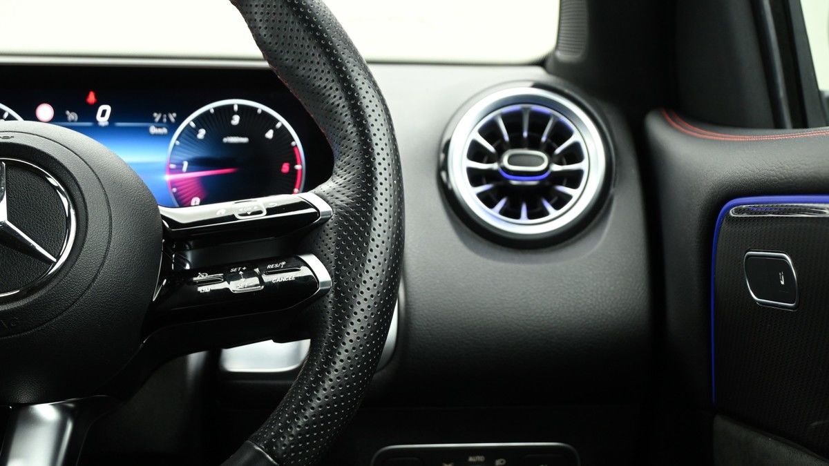 Mercedes-Benz GLB Image 15