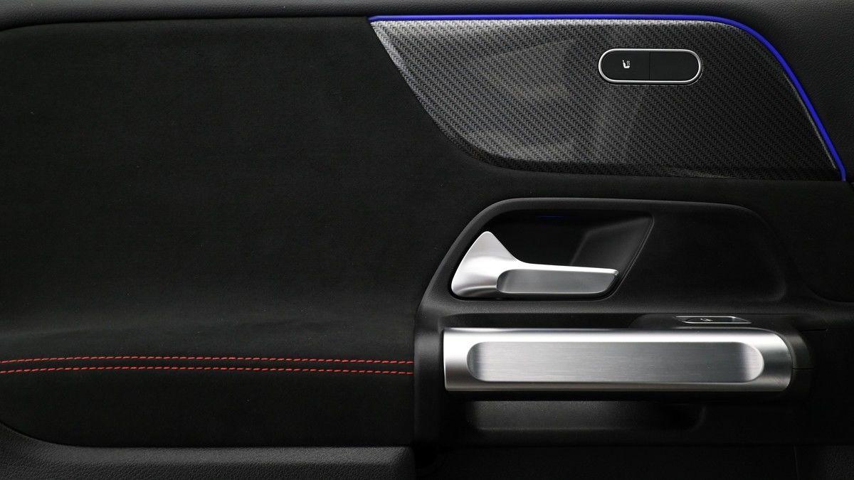 Mercedes-Benz GLB Image 12