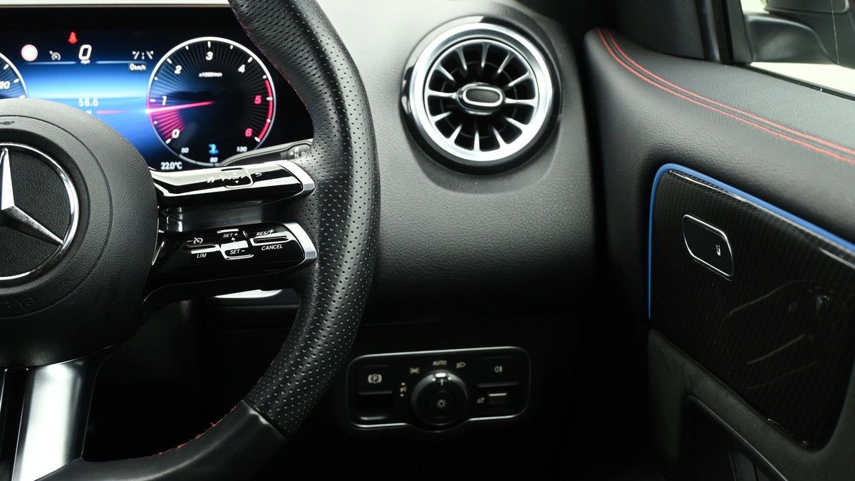Mercedes-Benz GLB Image 15