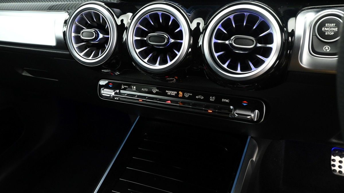 Mercedes-Benz GLB Image 12