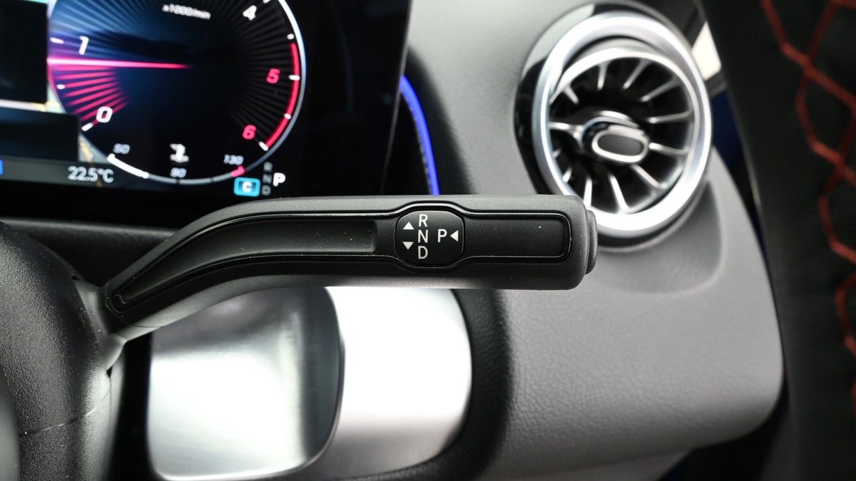 Mercedes-Benz GLB Image 2