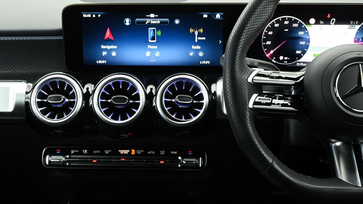 Mercedes-Benz GLB Image 15