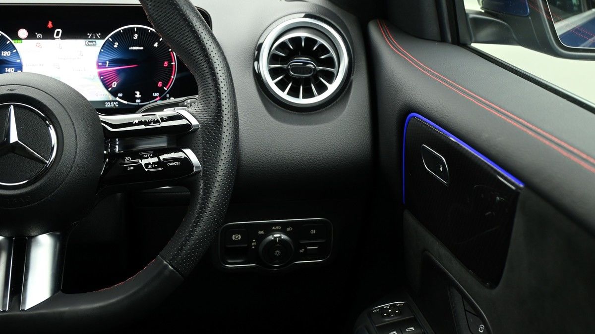 Mercedes-Benz GLB Image 16