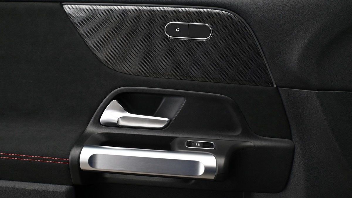 Mercedes-Benz GLB Image 13