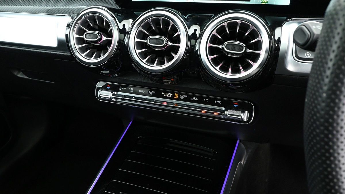 Mercedes-Benz GLB Image 12