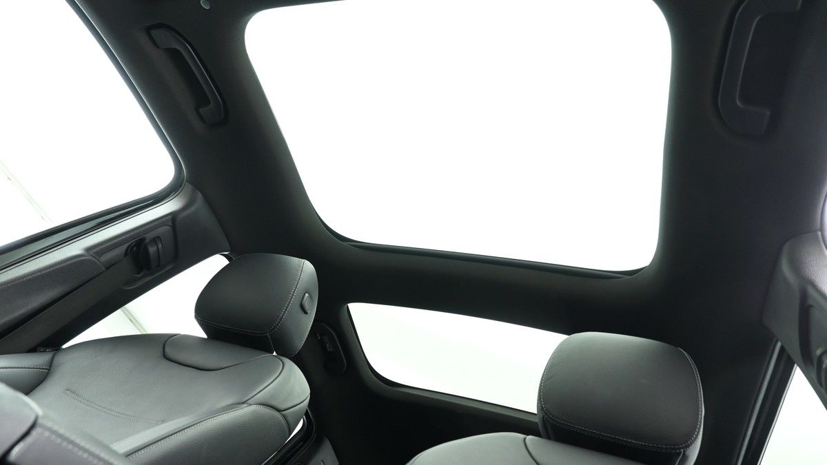 Mercedes-Benz GLB Image 2