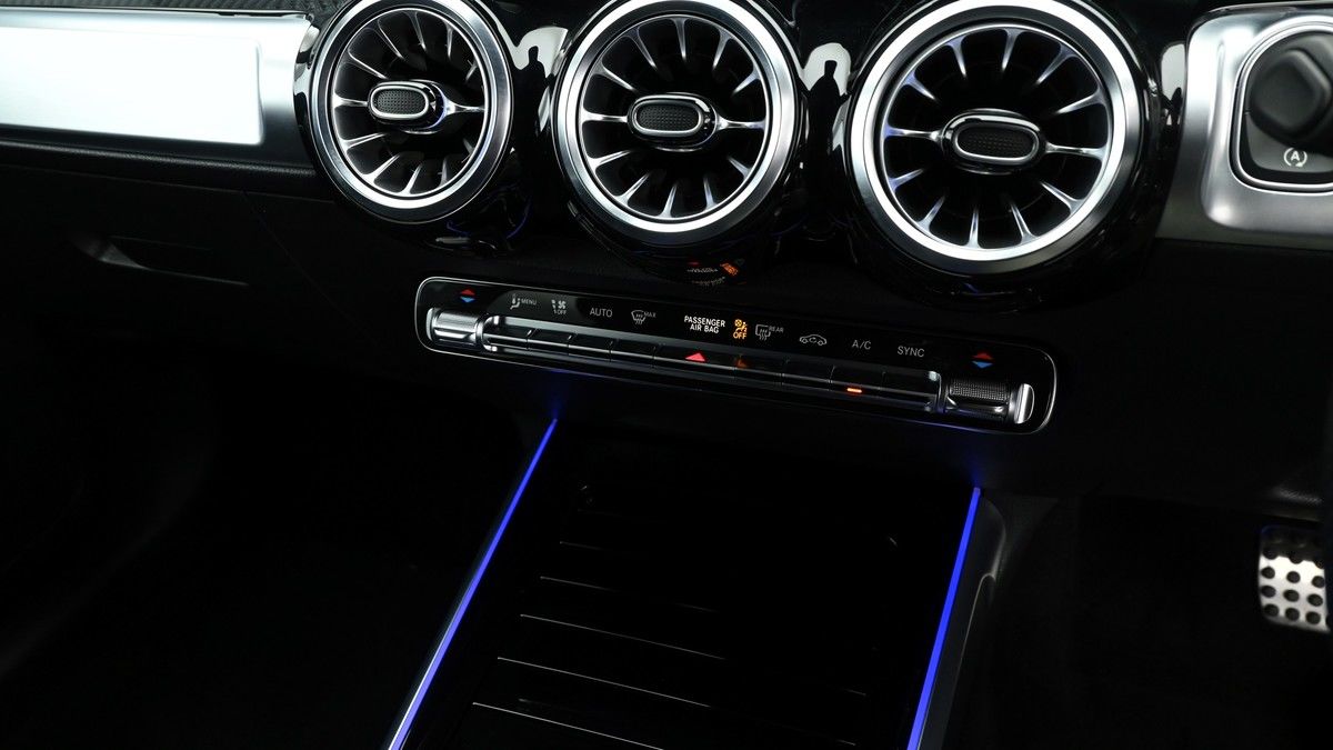 Mercedes-Benz GLB Image 12
