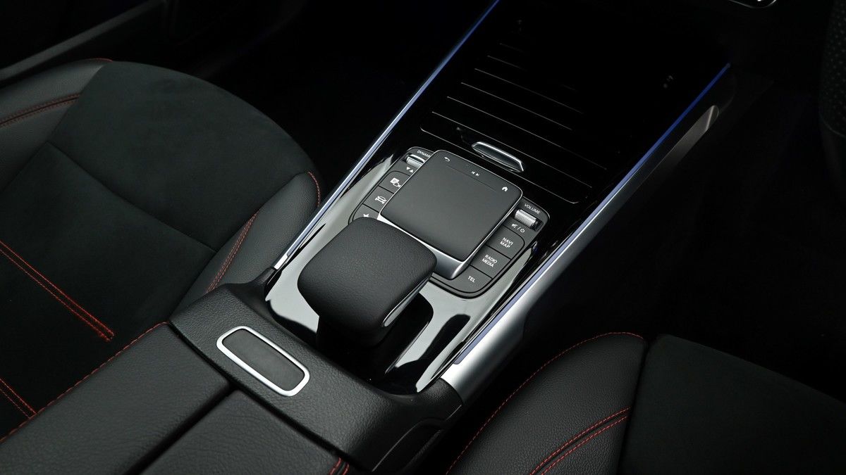 Mercedes-Benz GLB Image 2