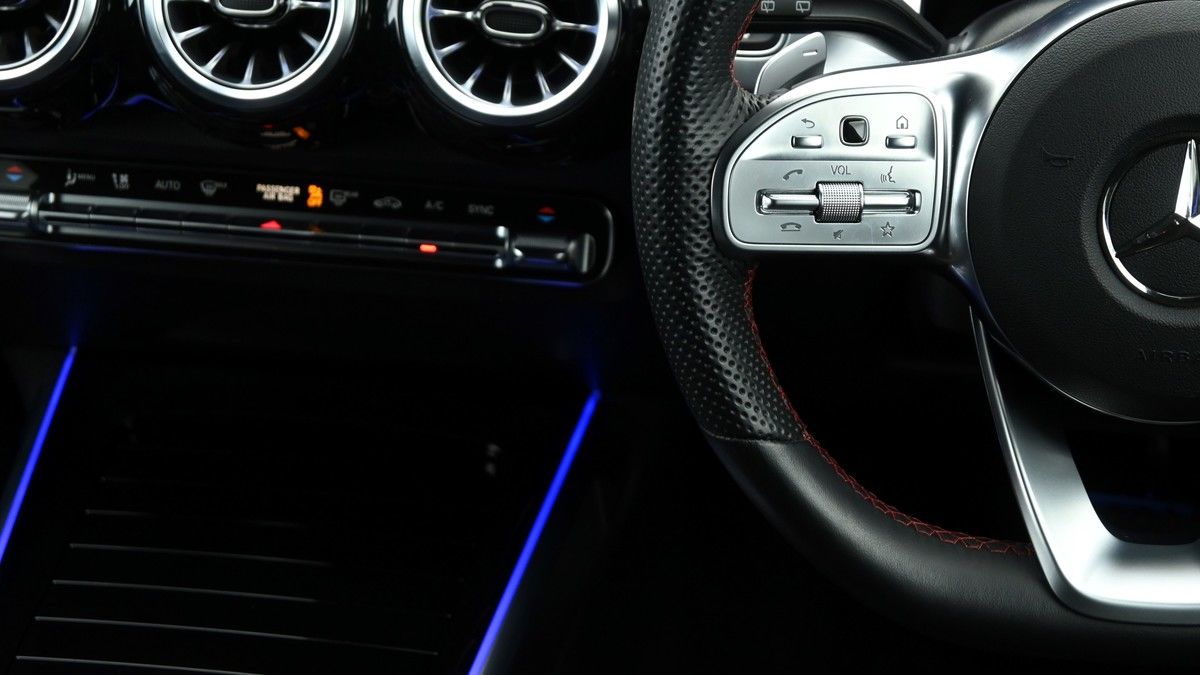 Mercedes-Benz GLB Image 15