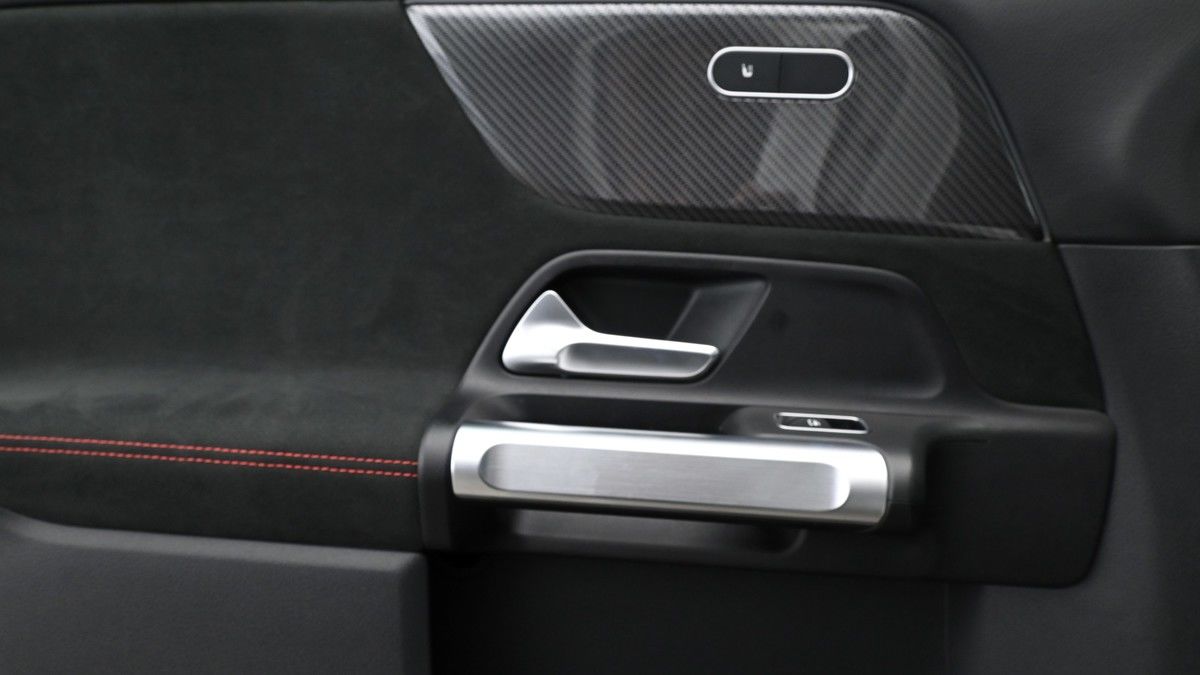 Mercedes-Benz GLB Image 13