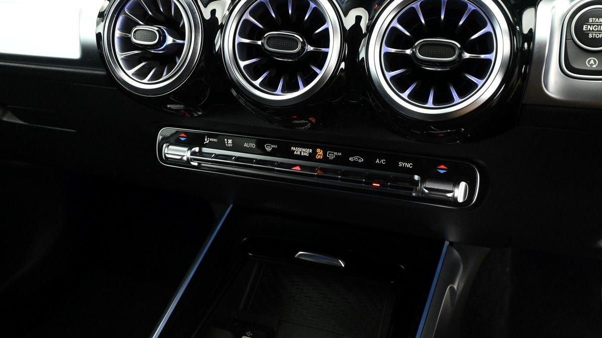 Mercedes-Benz GLB Image 12