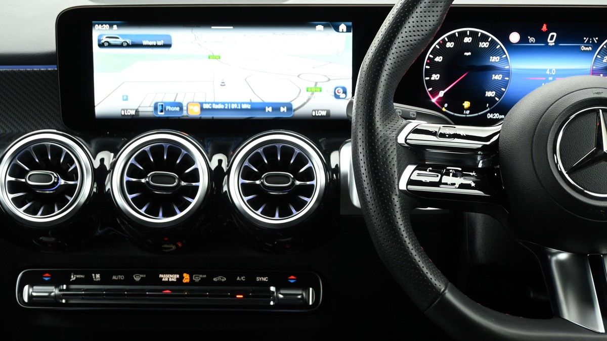 Mercedes-Benz GLB Image 15