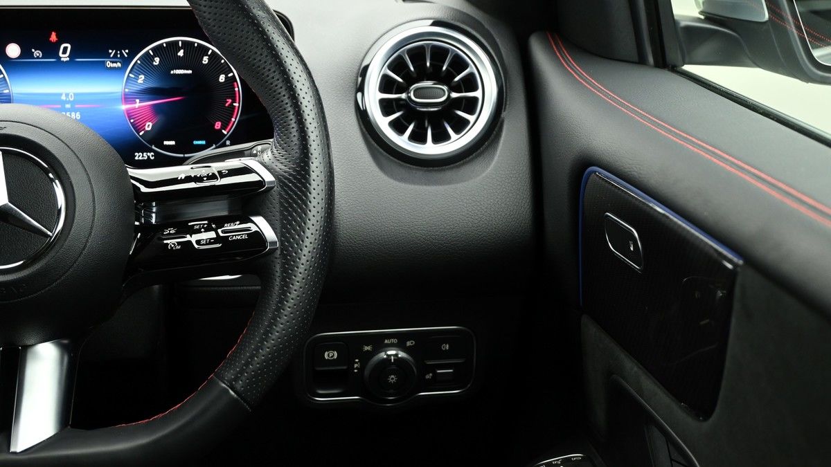 Mercedes-Benz GLB Image 16