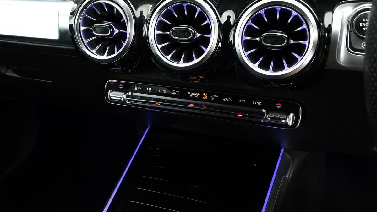 Mercedes-Benz GLB Image 12