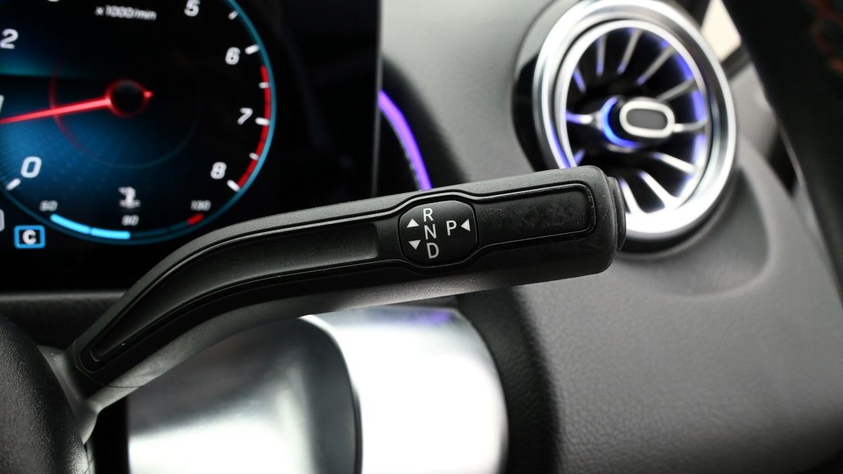 Mercedes-Benz GLB Image 2