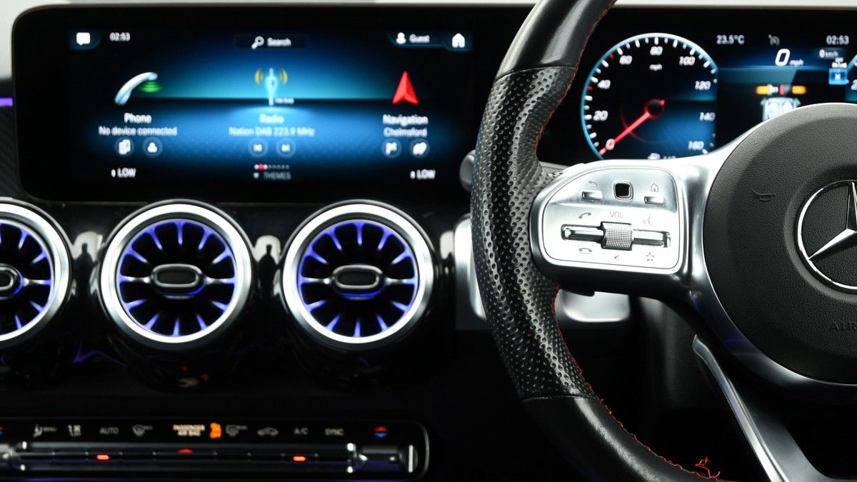 Mercedes-Benz GLB Image 15