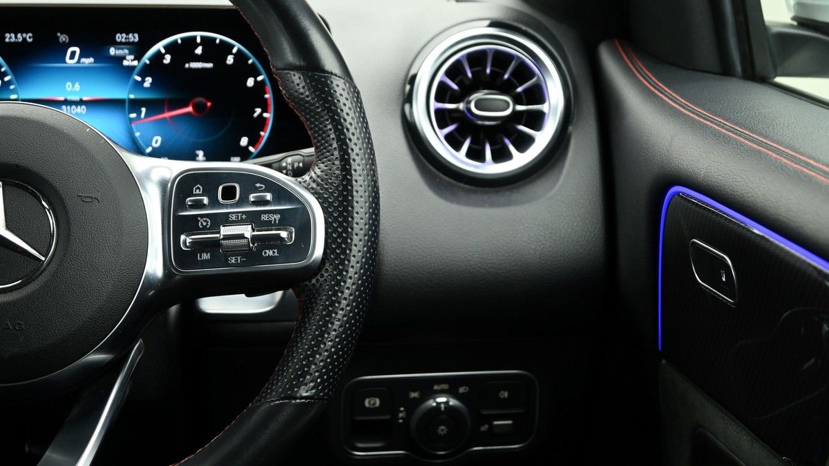 Mercedes-Benz GLB Image 16