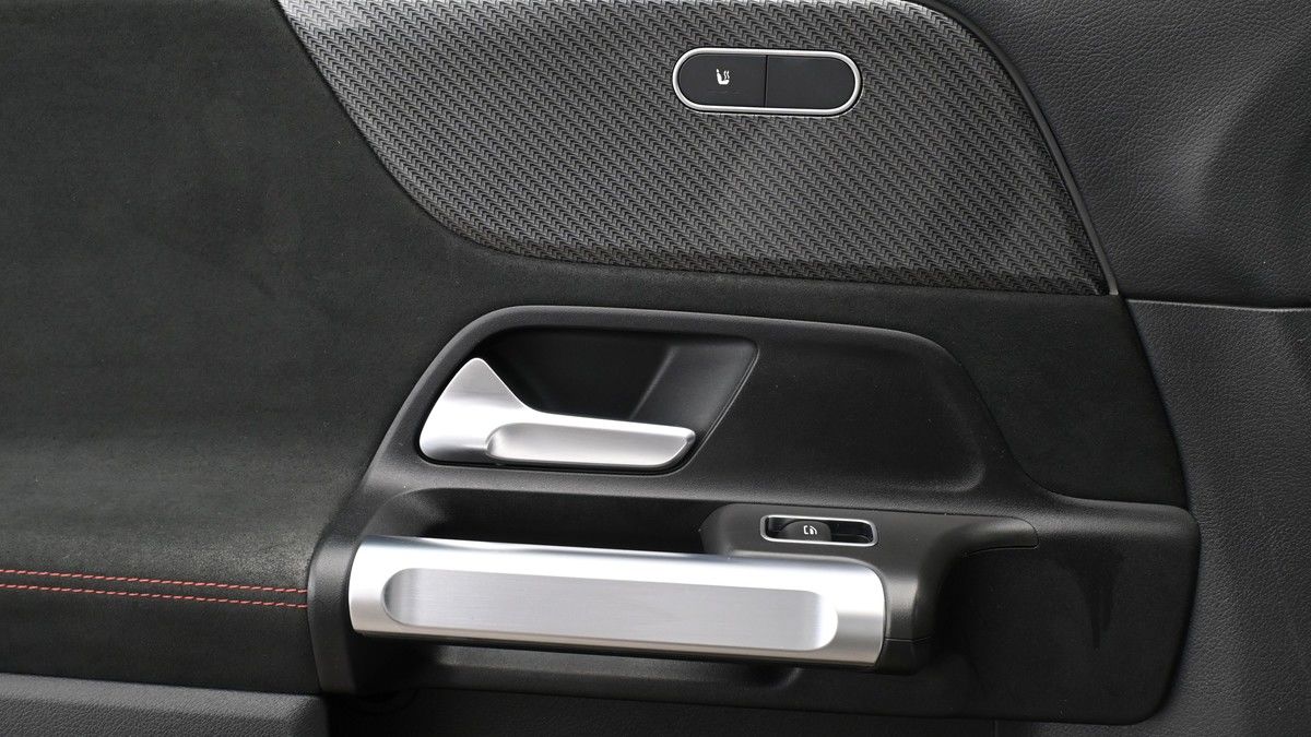 Mercedes-Benz GLB Image 13