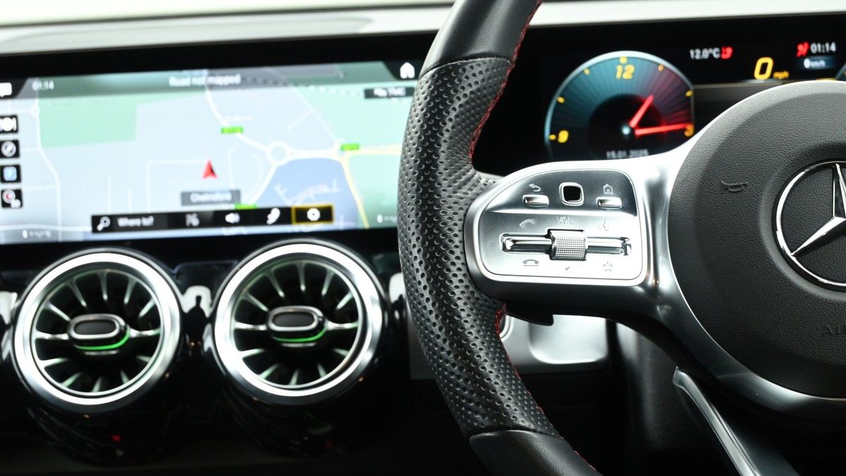 Mercedes-Benz GLB Image 14