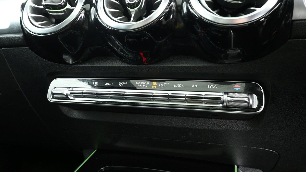 Mercedes-Benz GLB Image 13