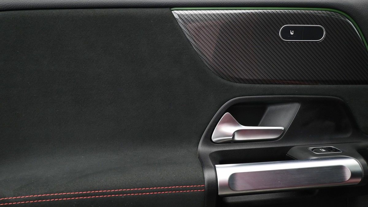Mercedes-Benz GLB Image 14