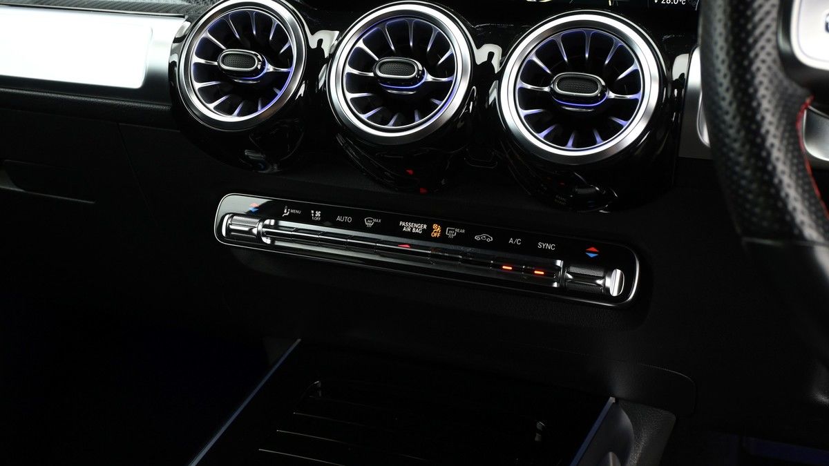 Mercedes-Benz GLB Image 11