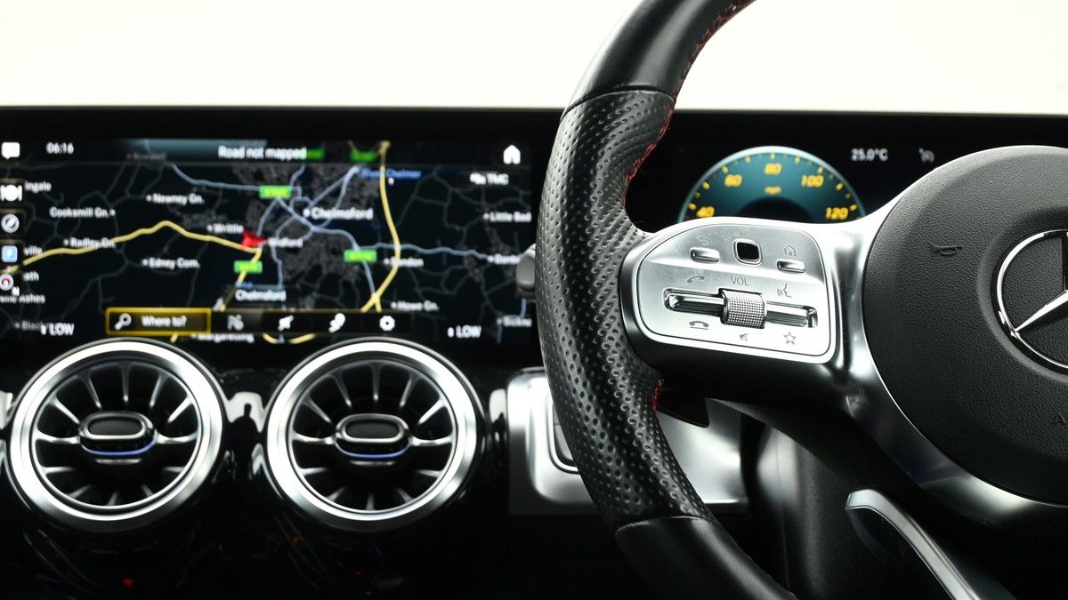 Mercedes-Benz GLB Image 14