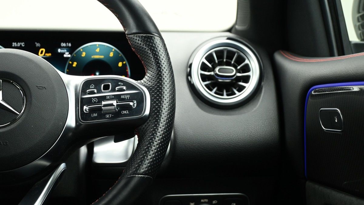 Mercedes-Benz GLB Image 15