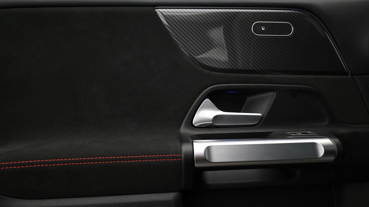 Mercedes-Benz GLB Image 12