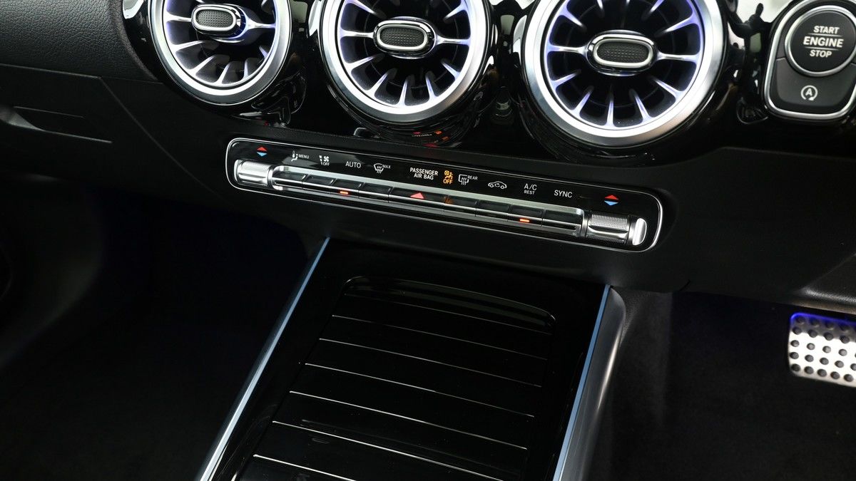 Mercedes-Benz GLA Image 12