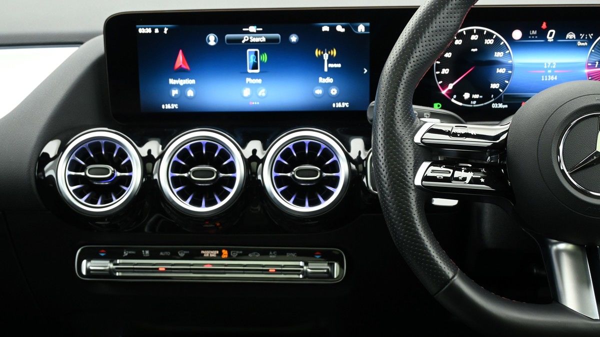 Mercedes-Benz GLA Image 15