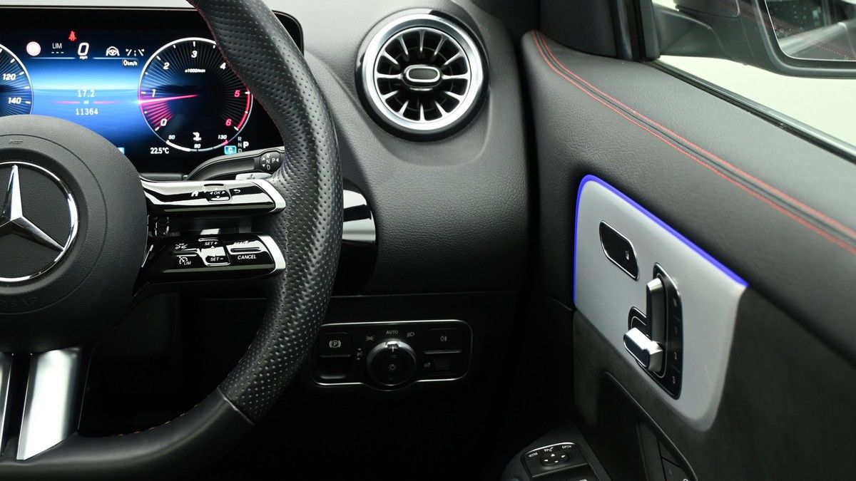Mercedes-Benz GLA Image 16