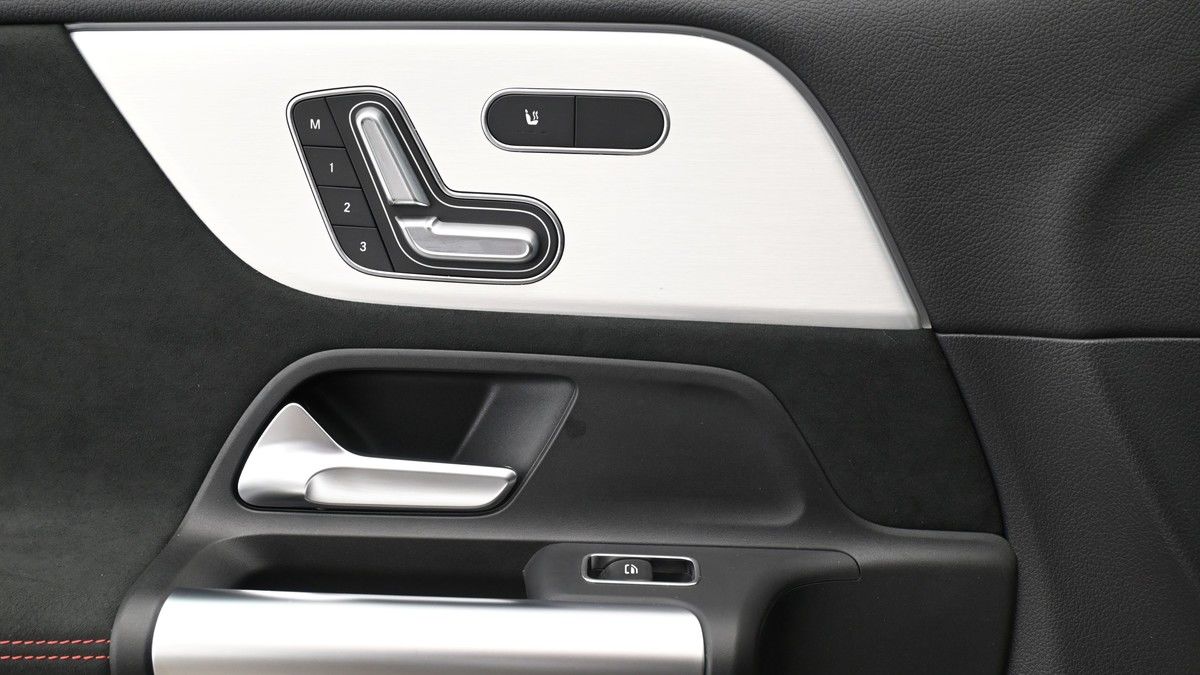 Mercedes-Benz GLA Image 13