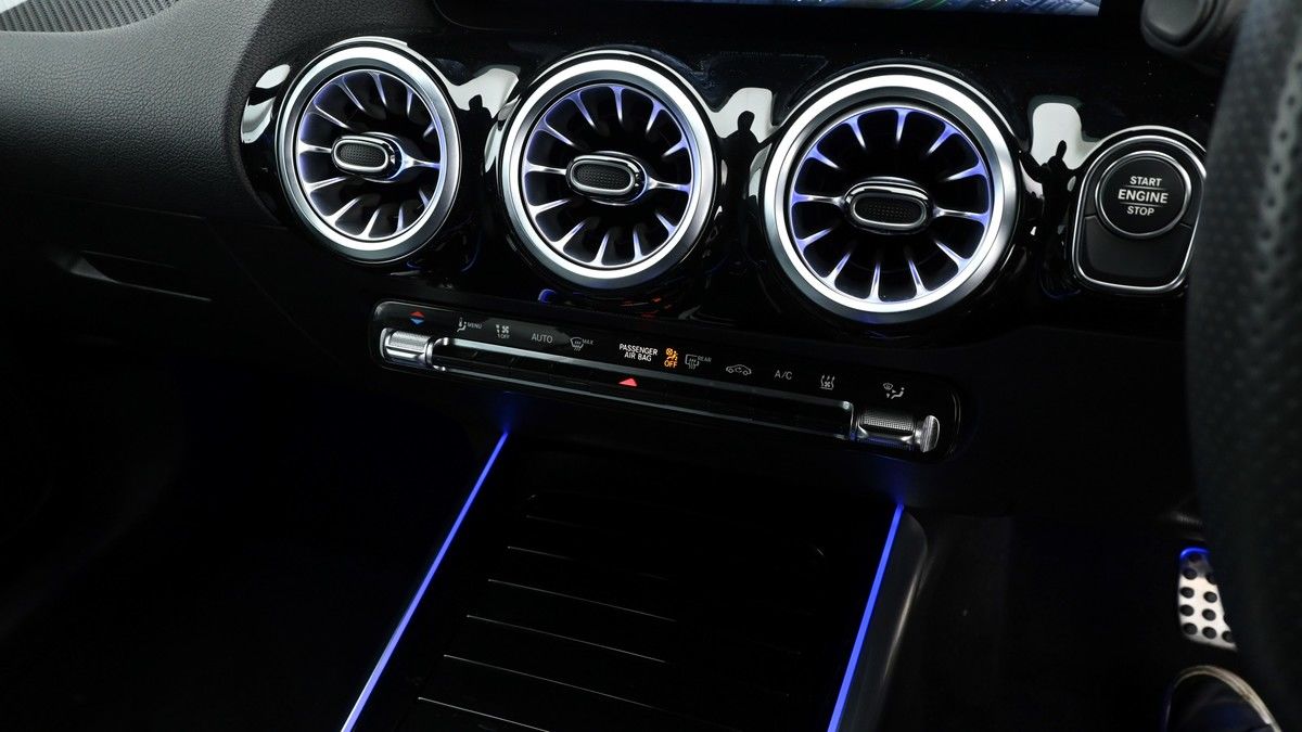 Mercedes-Benz GLA Image 12