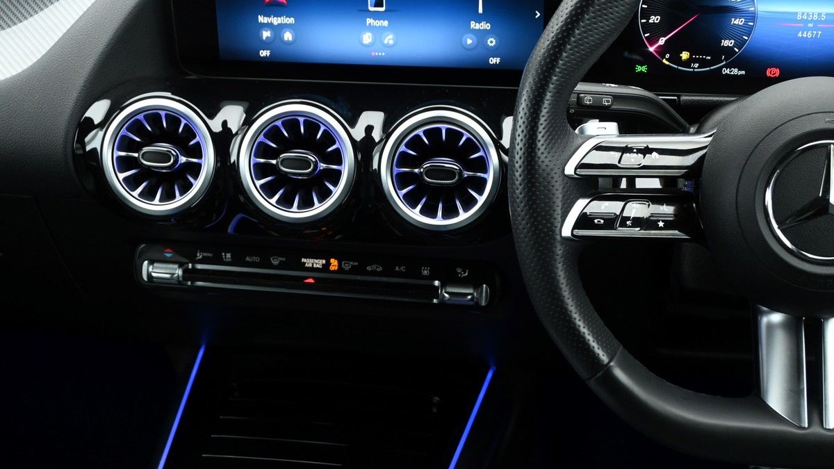 Mercedes-Benz GLA Image 15