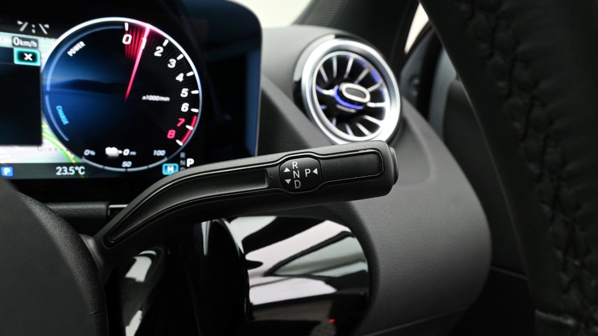 Mercedes-Benz GLA Image 2
